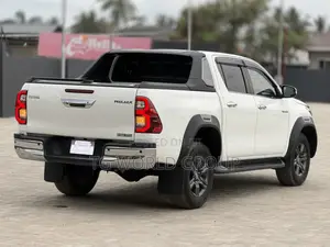 Toyota Hilux 2023 White