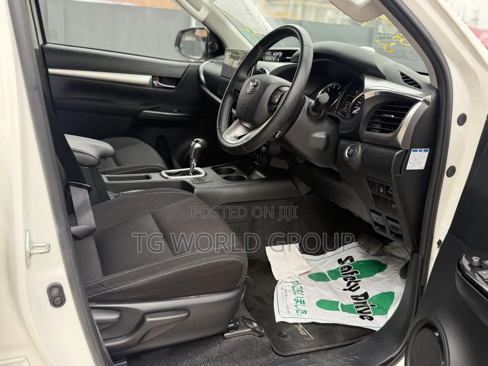 Toyota Hilux 2023 White