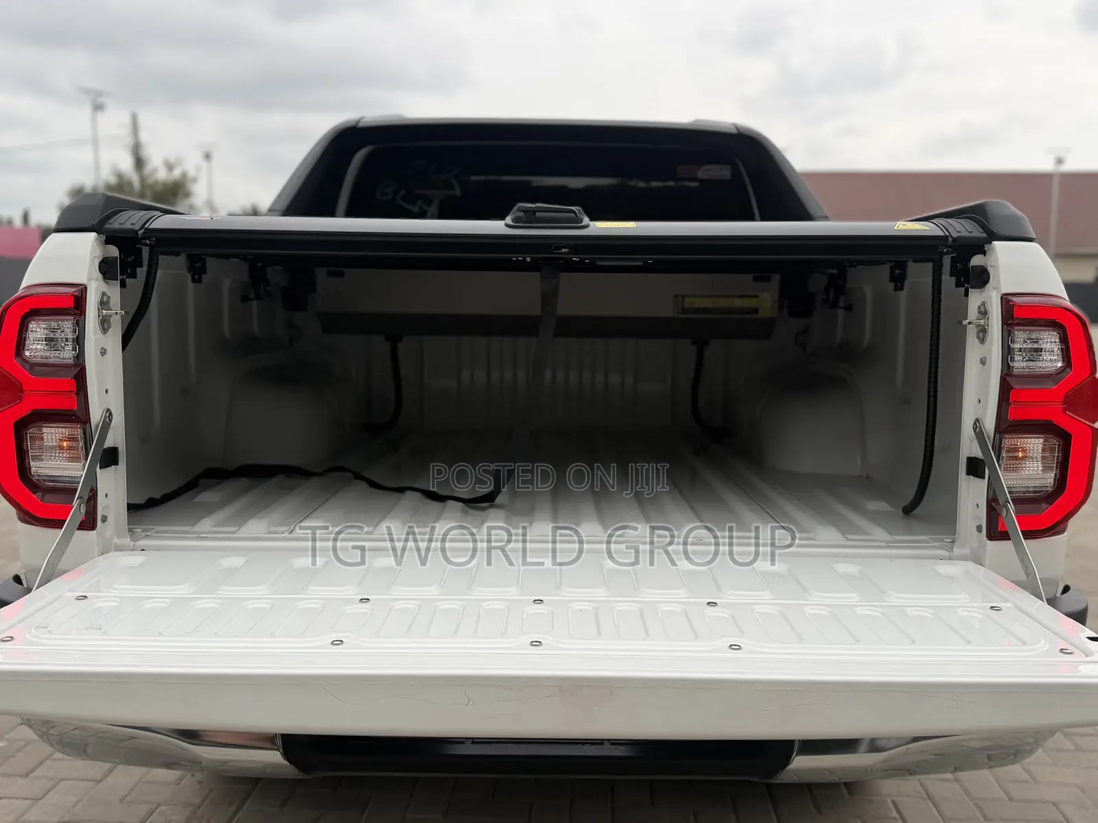 Toyota Hilux 2023 White
