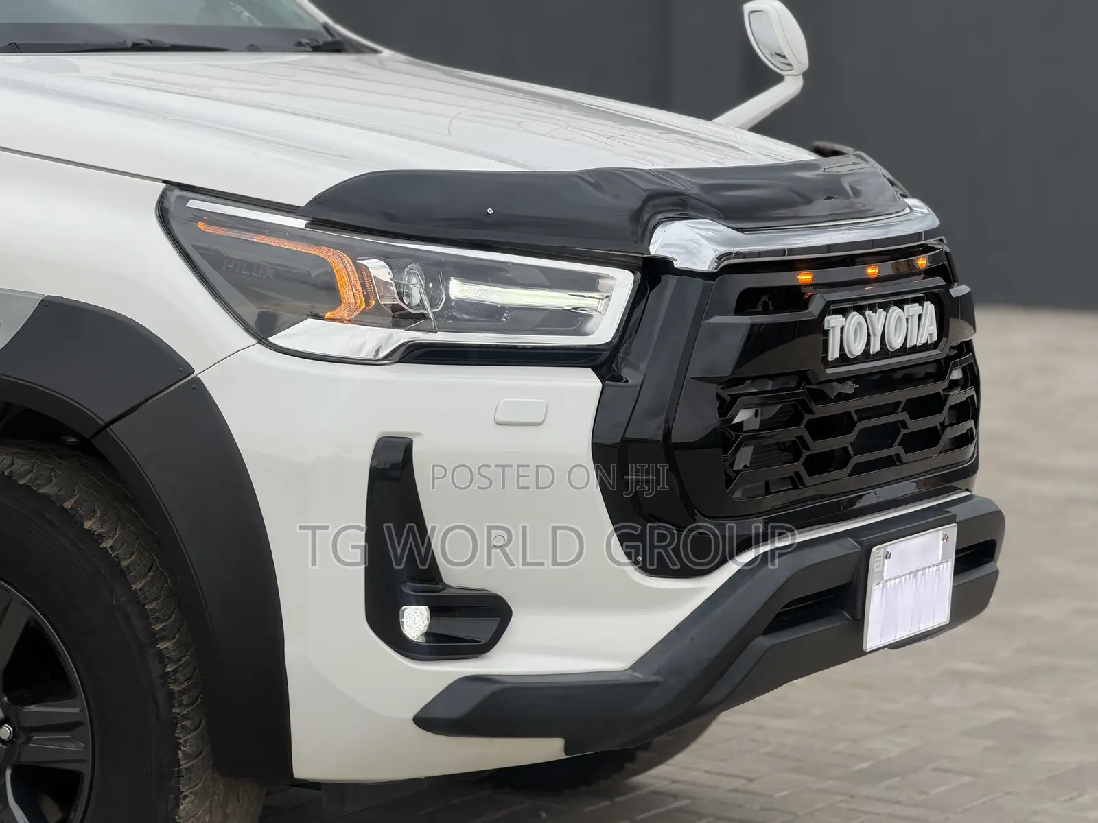 Toyota Hilux 2023 White