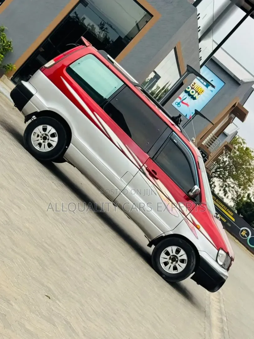 Toyota Noah 2001