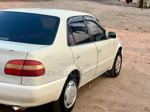 Toyota Corolla 2000 White