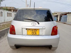 Toyota IST 2004 Silver