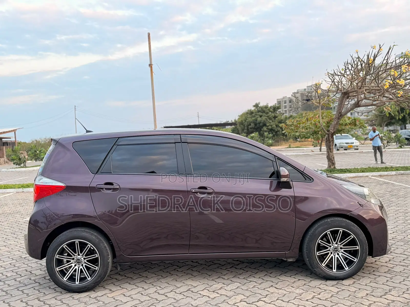 Toyota Ractis 2012 Maroon