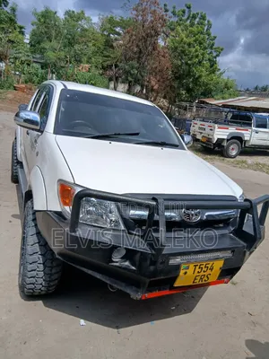 Toyota Hilux 2.5 D-4D 4X4 SRX 2011 White
