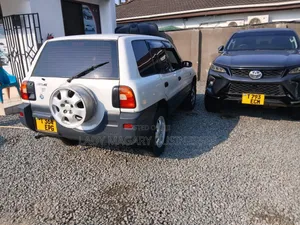 Toyota RAV4 1997 White
