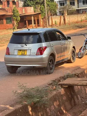 Toyota IST 2004 Gold