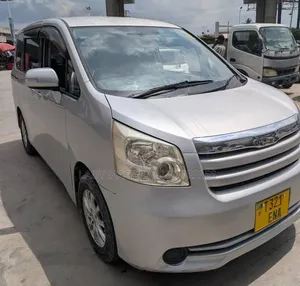Toyota Noah 2010 Silver