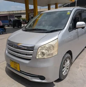 Toyota Noah 2010 Silver