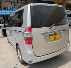 Toyota Noah 2010 Silver
