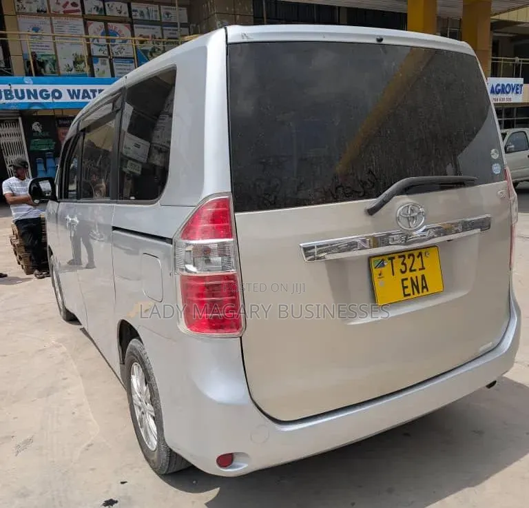 Toyota Noah 2010 Silver
