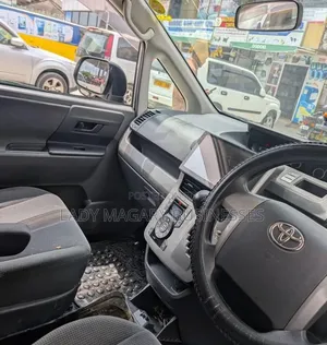 Toyota Noah 2010 Silver