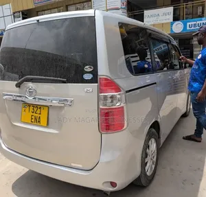Toyota Noah 2010 Silver