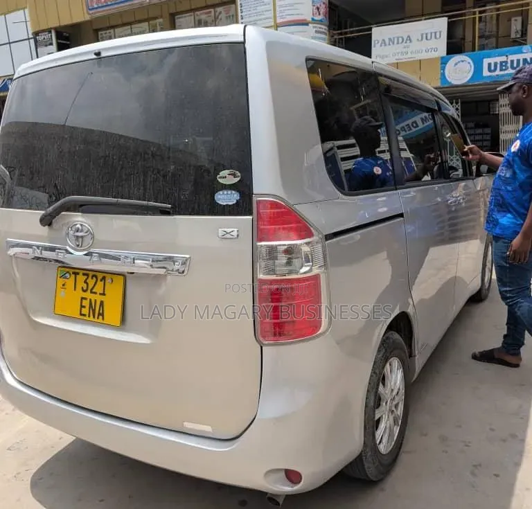 Toyota Noah 2010 Silver