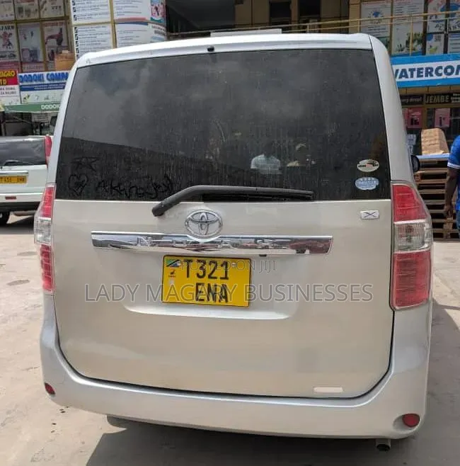 Toyota Noah 2010 Silver