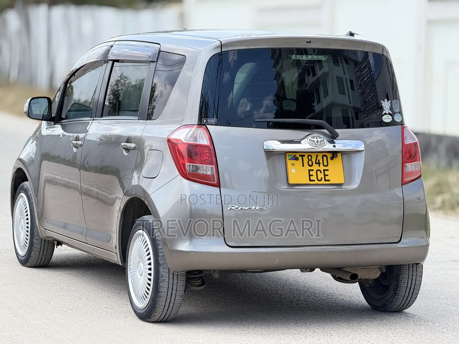 Toyota Ractis 2009 Silver