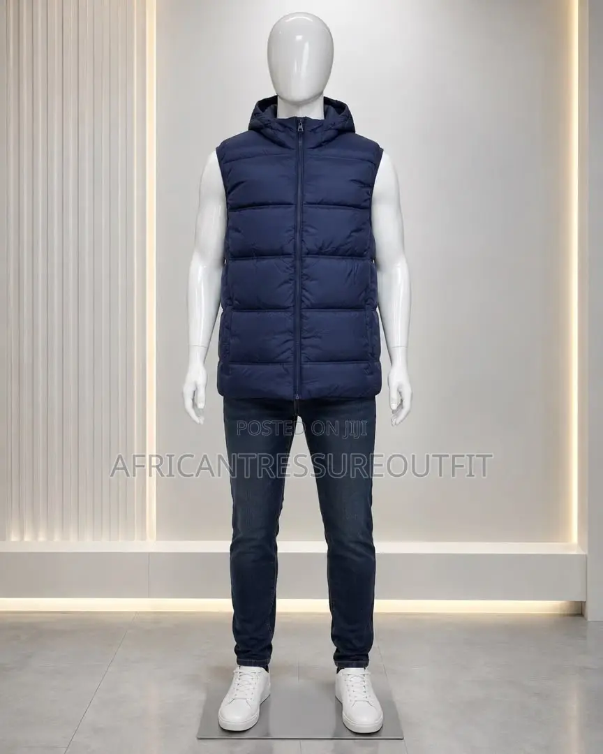 Nike Men Puffer Vest Featuring Contrasting White Logo |Nike