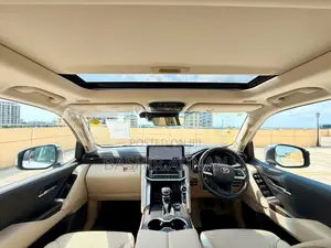 Toyota Land Cruiser LC300 2025 White