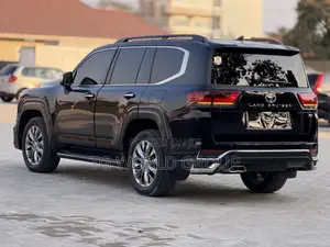 Toyota Land Cruiser LC300 2023 Black