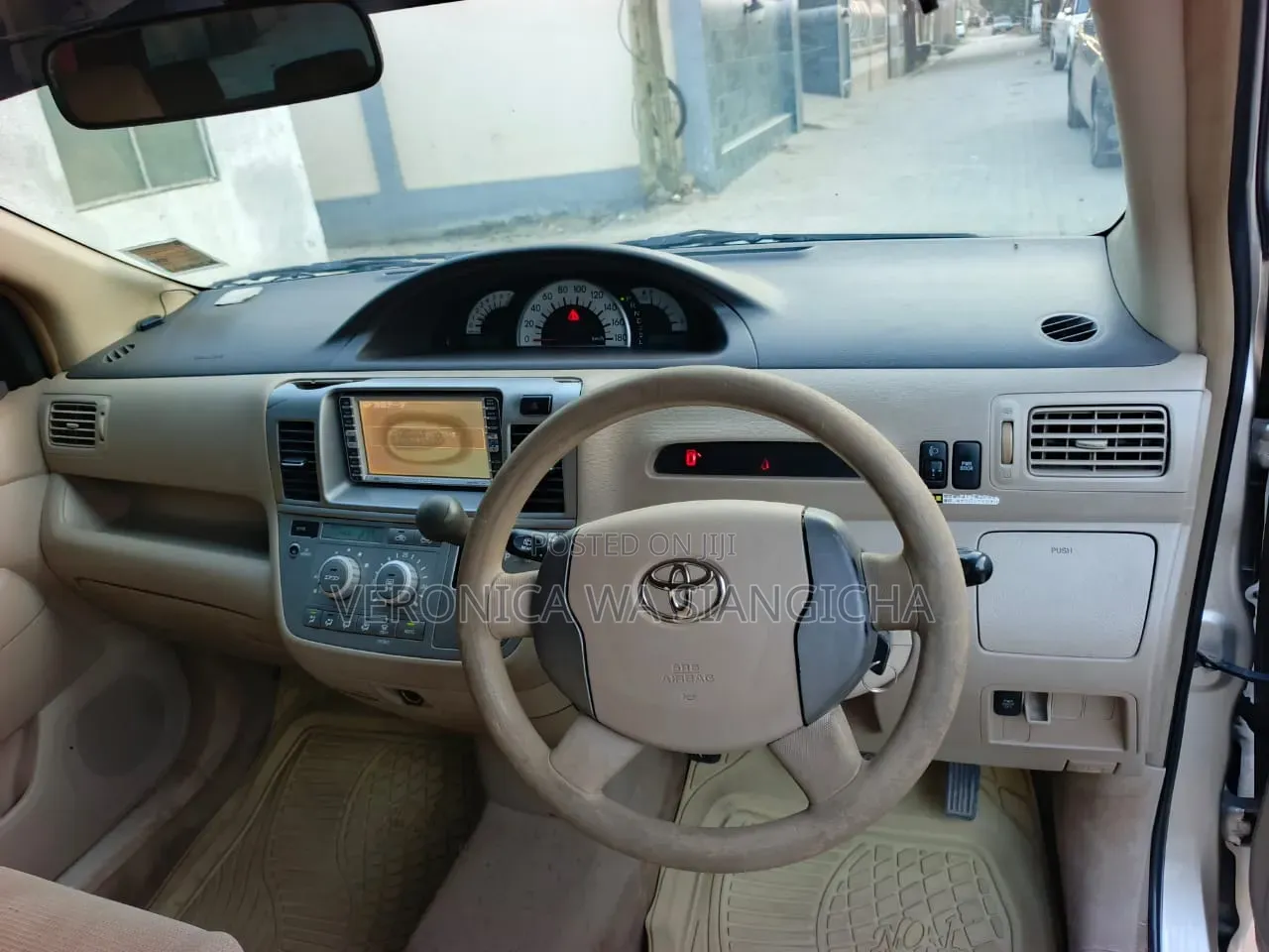 Toyota Noah 2005