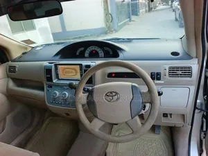 Toyota Noah 2005