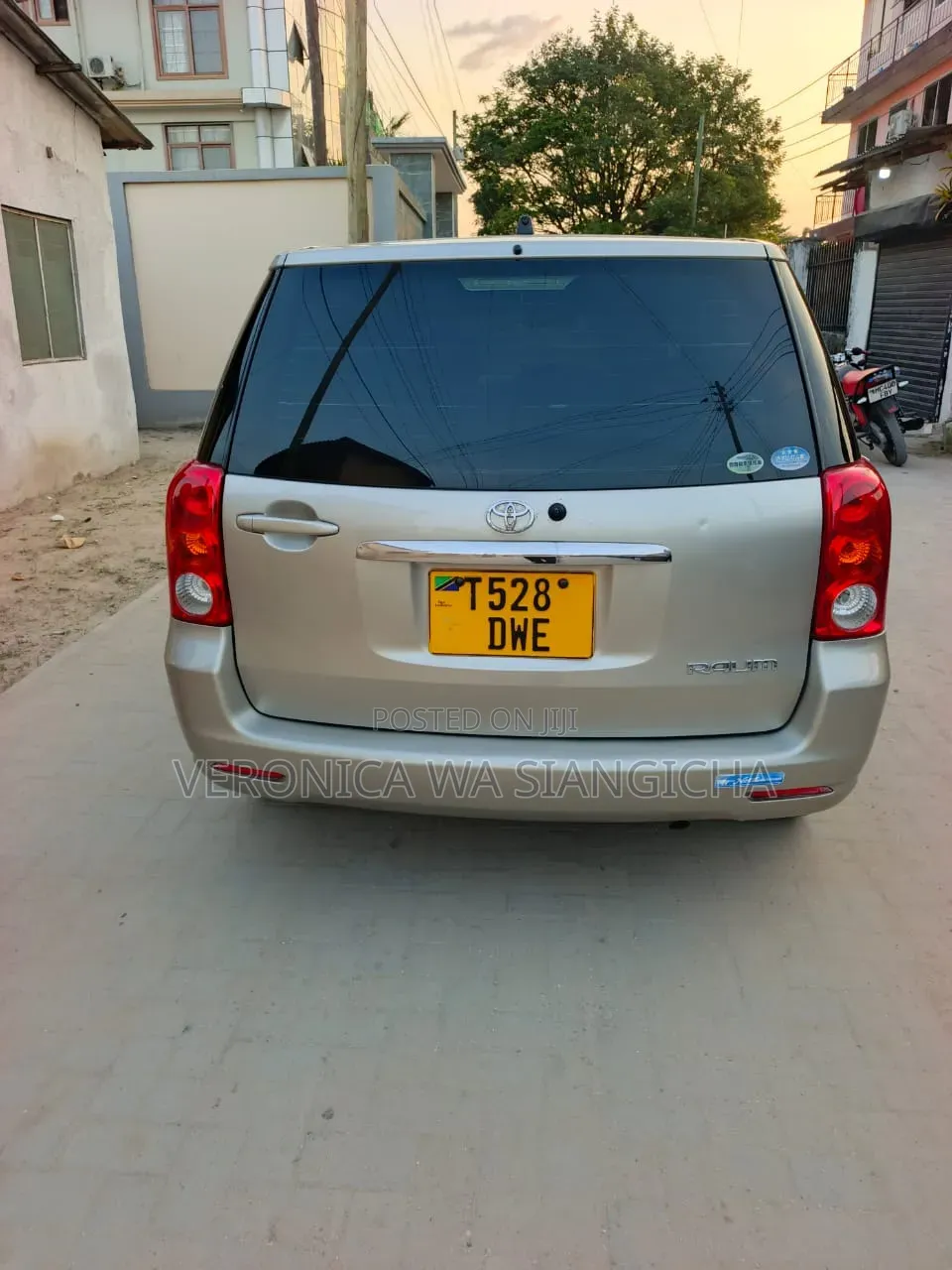 Toyota Noah 2005