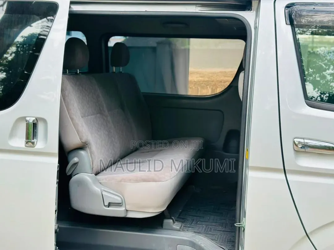 Toyota HiAce 2006 Silver