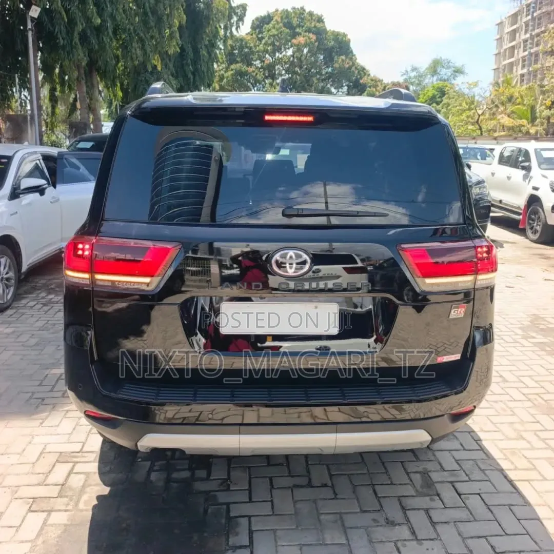 Toyota Land Cruiser LC300 2025 Black