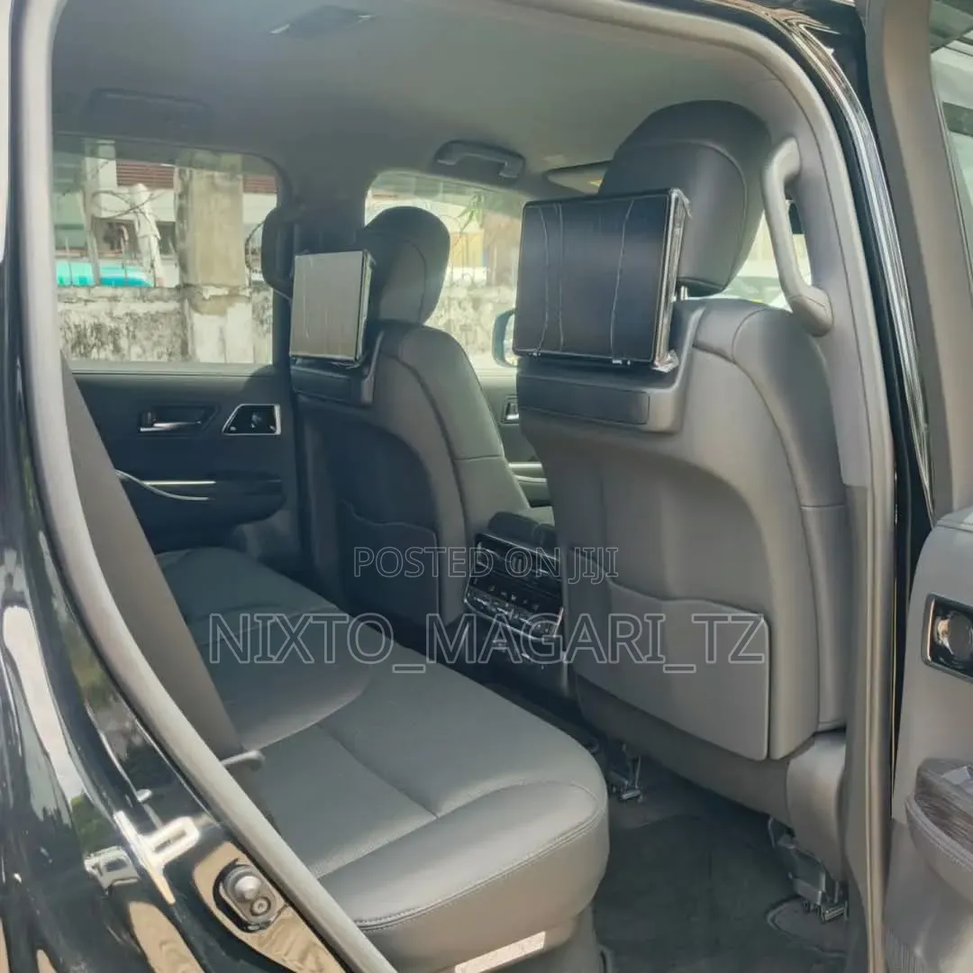 Toyota Land Cruiser LC300 2025 Black