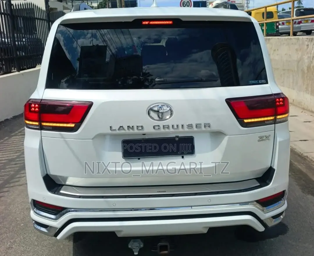 Toyota Land Cruiser LC300 2023 Off white