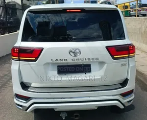 Toyota Land Cruiser LC300 2023 Off white