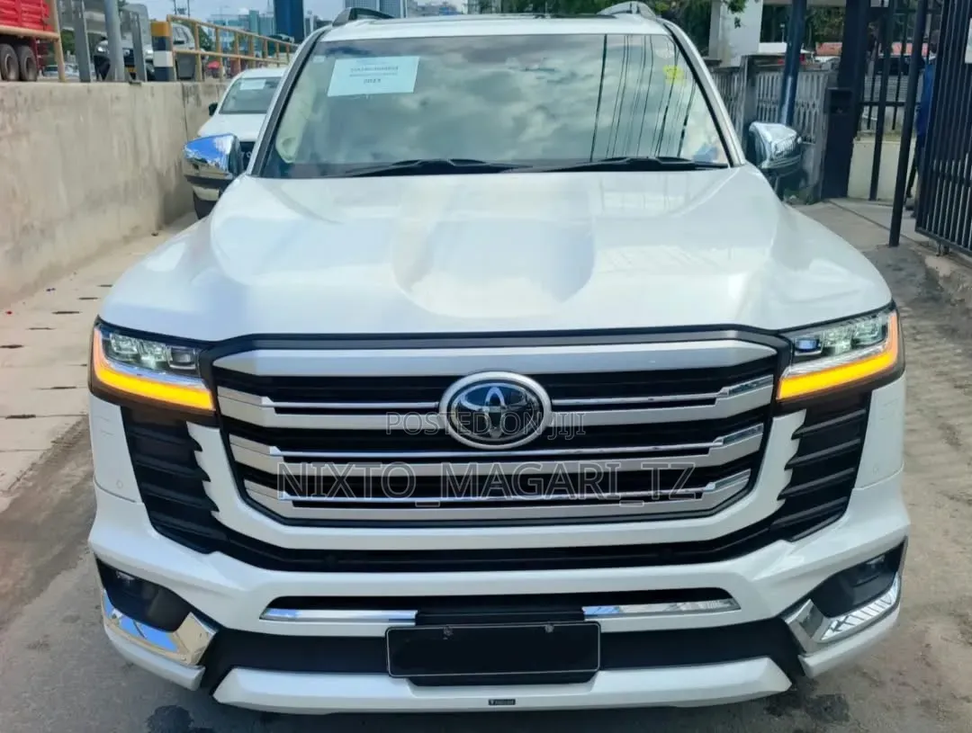 Toyota Land Cruiser LC300 2023 Off white
