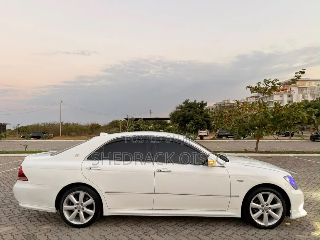 Toyota Crown 2006 White