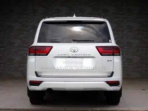 Toyota Land Cruiser LC300 2024 Pearl