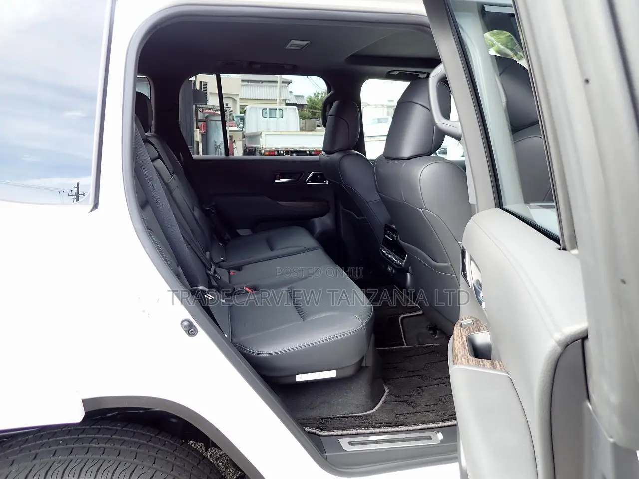 Toyota Land Cruiser LC300 2024 Pearl