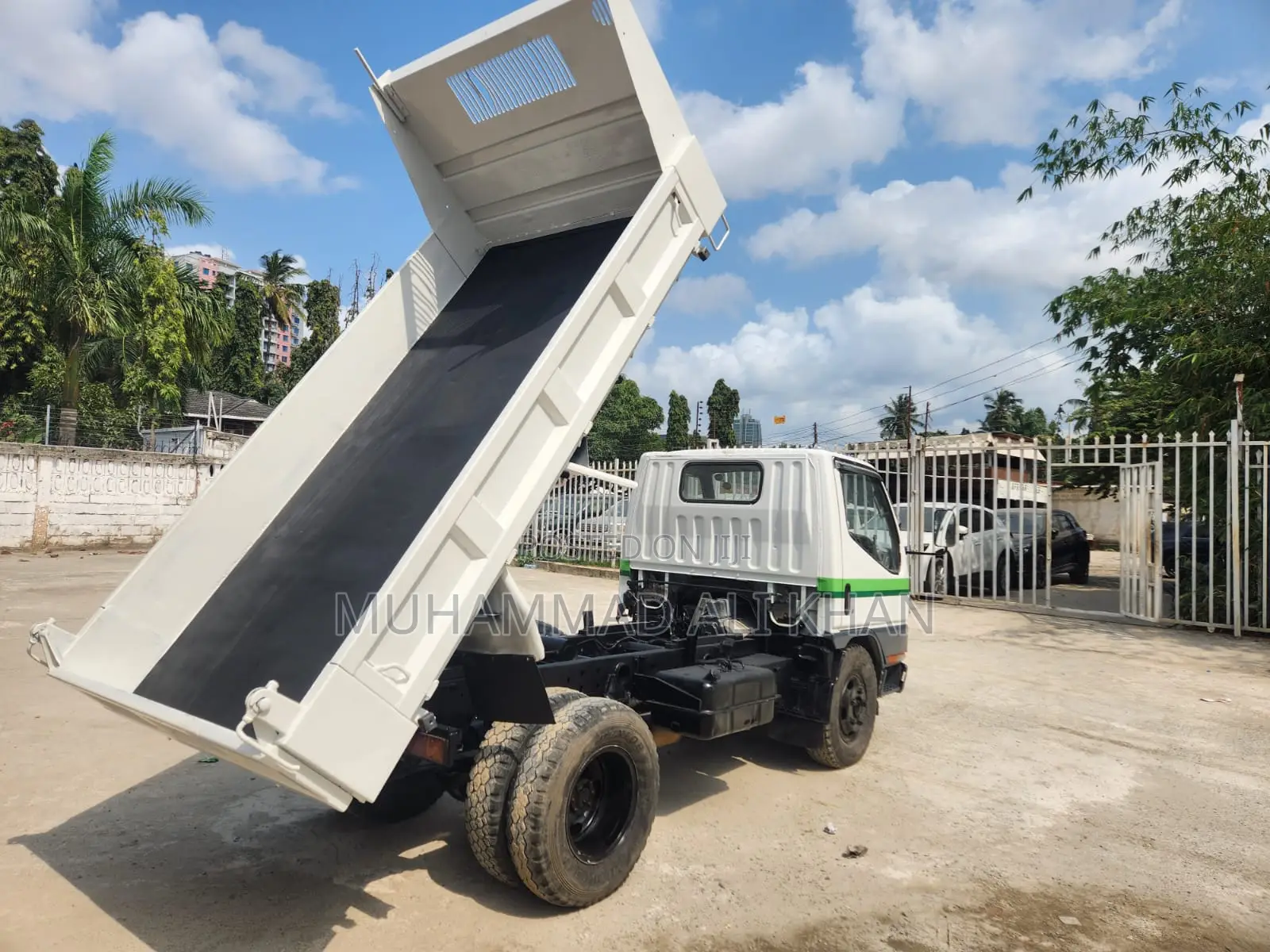 Mitsubishi Canter Truck 1995 (White)
