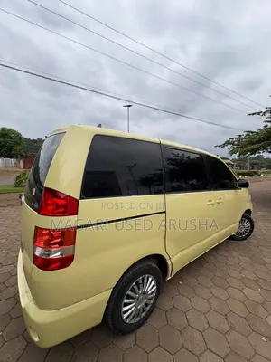 Toyota Noah 2005 Yellow