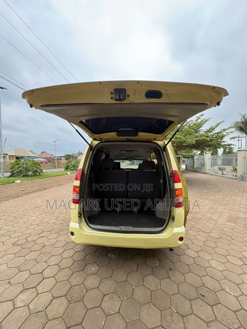 Toyota Noah 2005 Yellow