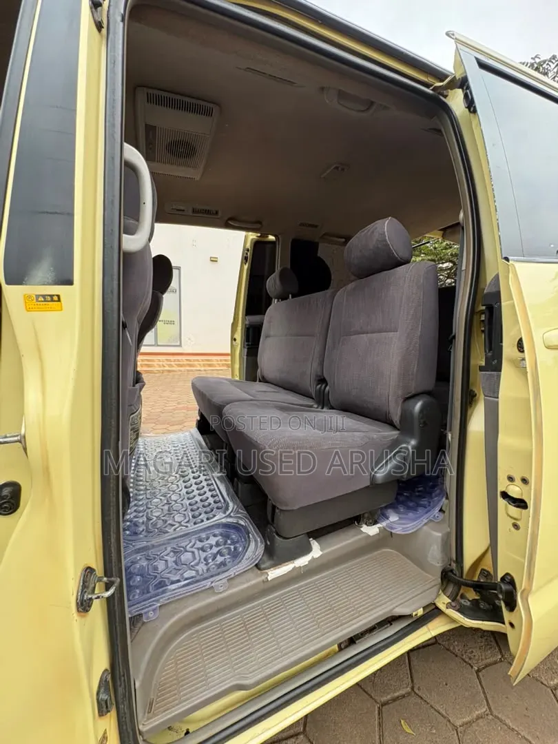 Toyota Noah 2005 Yellow