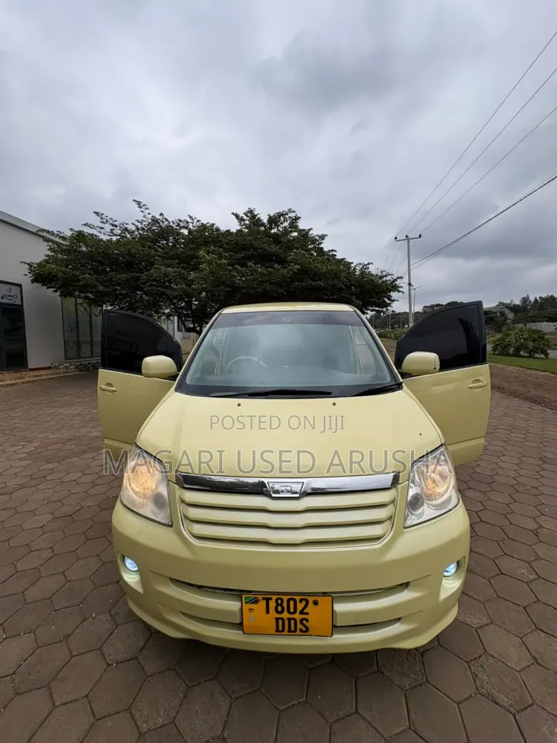 Toyota Noah 2005 Yellow