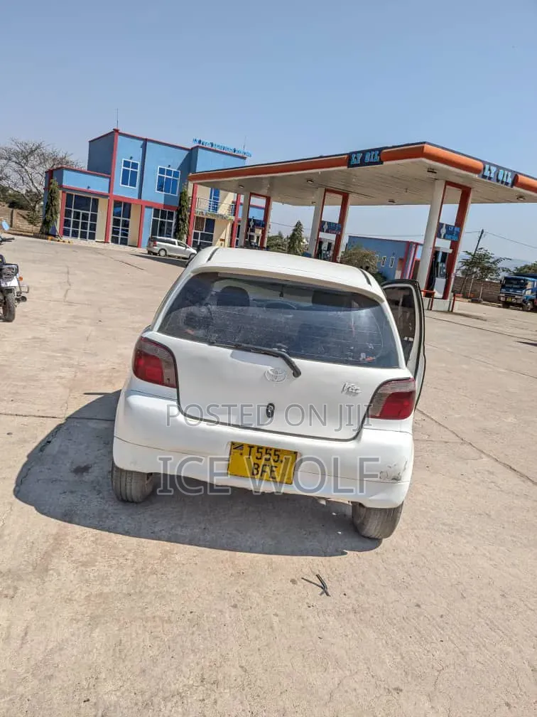 Toyota Vitz 2005 White