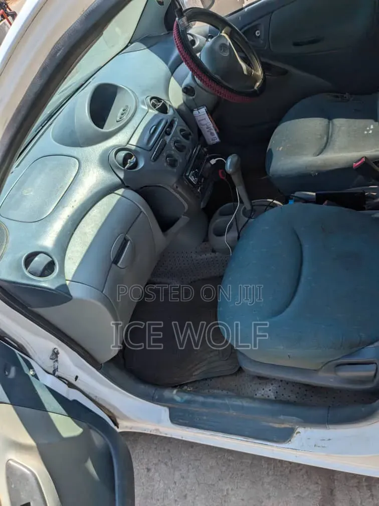 Toyota Vitz 2005 White