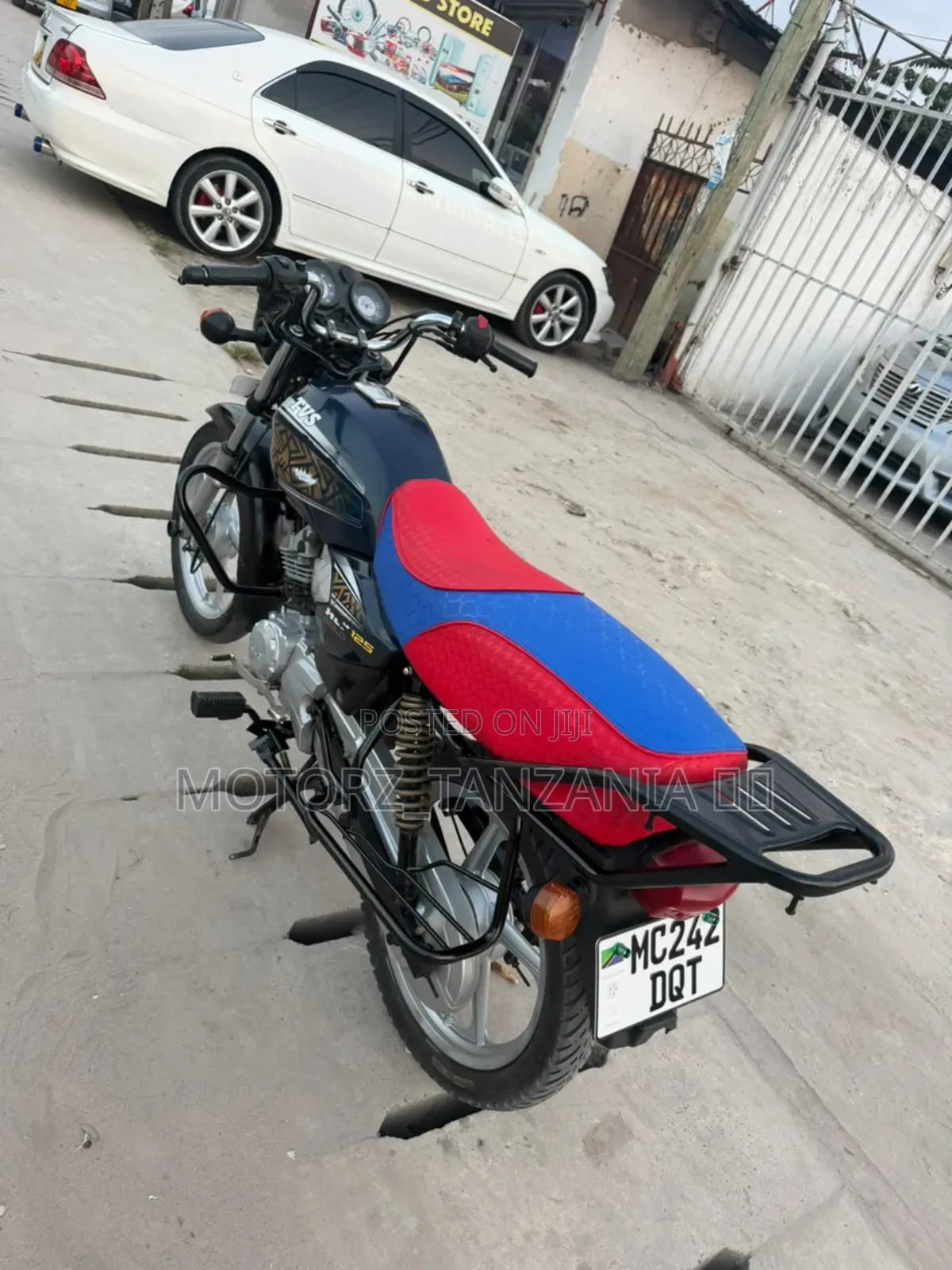 TVS HLX 125 2021 Gold