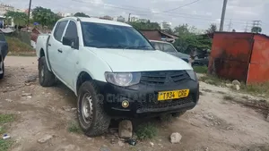 Mitsubishi L200 2000 White