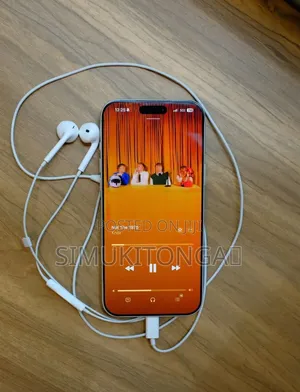 Apple Wired Earpods.