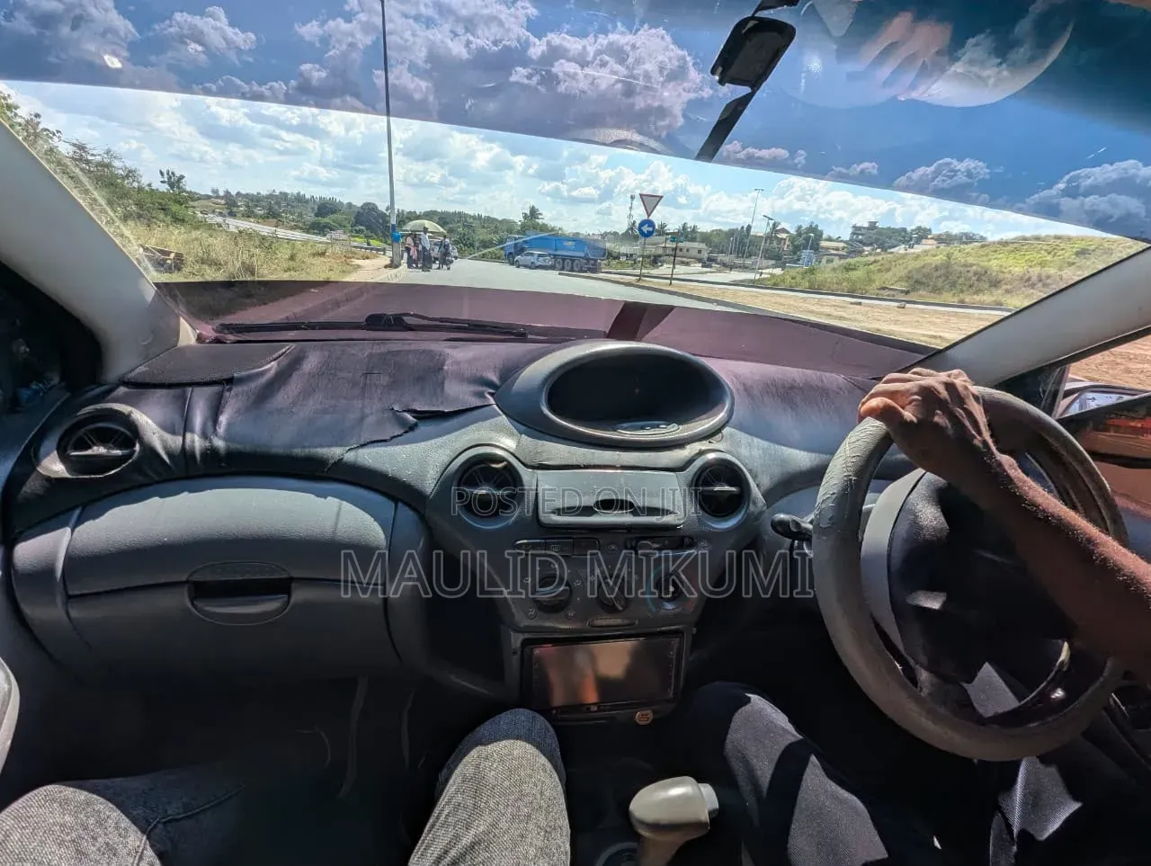Toyota Vitz 2002 Silver