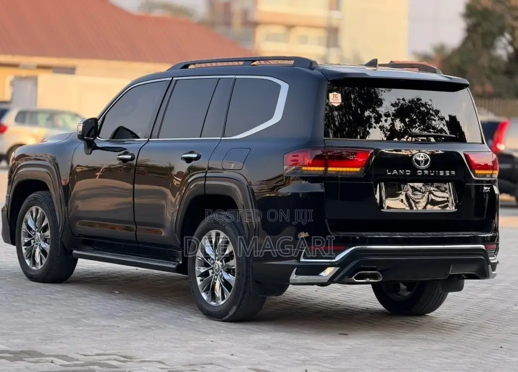 Toyota Land Cruiser LC300 2023 Black