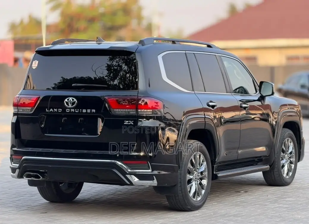 Toyota Land Cruiser LC300 2023 Black