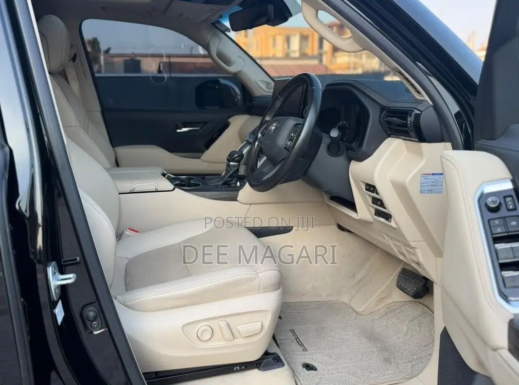Toyota Land Cruiser LC300 2023 Black