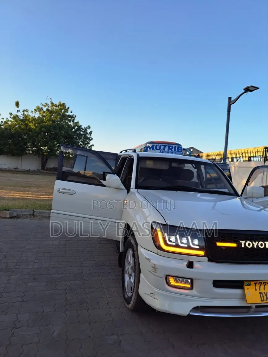 Toyota Land Cruiser 2000 Off white